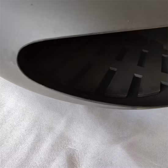 厚い丸鋼で作られた個々の丸い金属製ファイヤーピット、モダンでシンプルな暖房